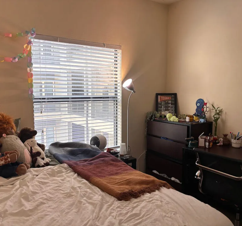 Girls Only UT West Campus Private Bedroom: 4x4