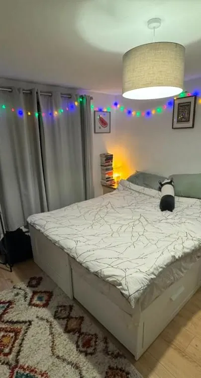 Double bed in in 30+ Tidy House share
