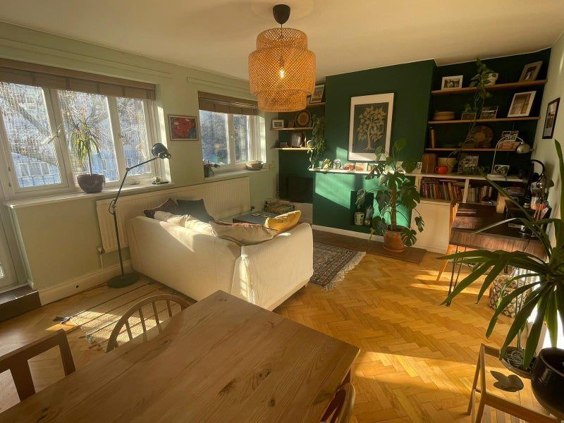 Bright double room available early Nov in 2-bedroom flat with balcony