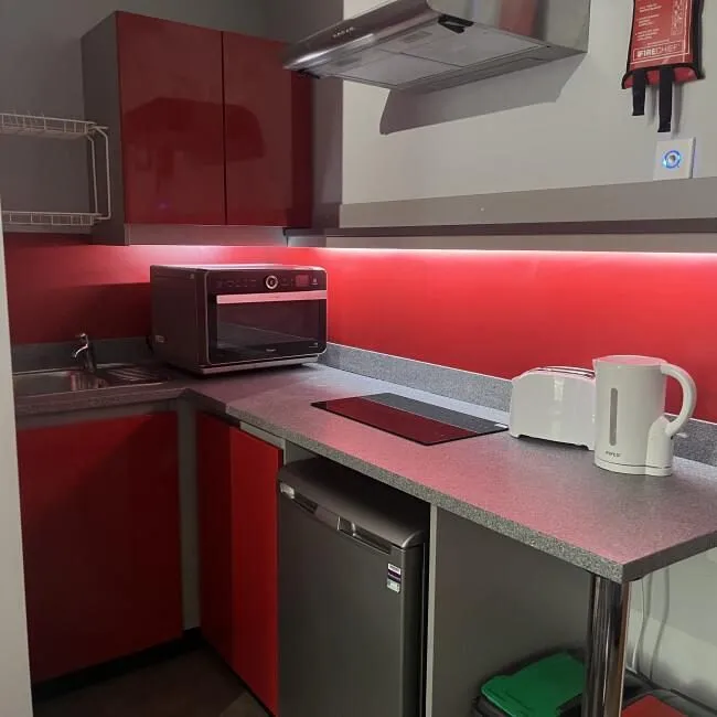 Fully Furnished Studio with Private Kitchen and Bathroom at Collegiate Castle Street