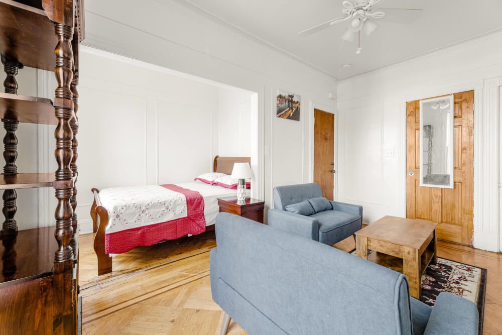 Private Bedroom with Living Room Near Downtown