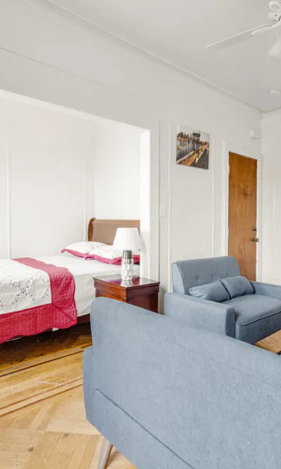 Private Bedroom with Living Room Near Downtown