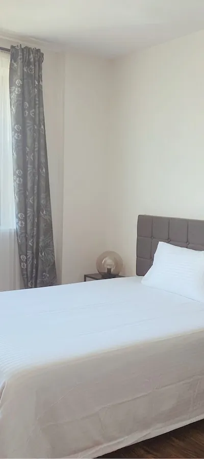 Room for 1 or 2 in 2BR Own bath. 4min to 61 St (7)
