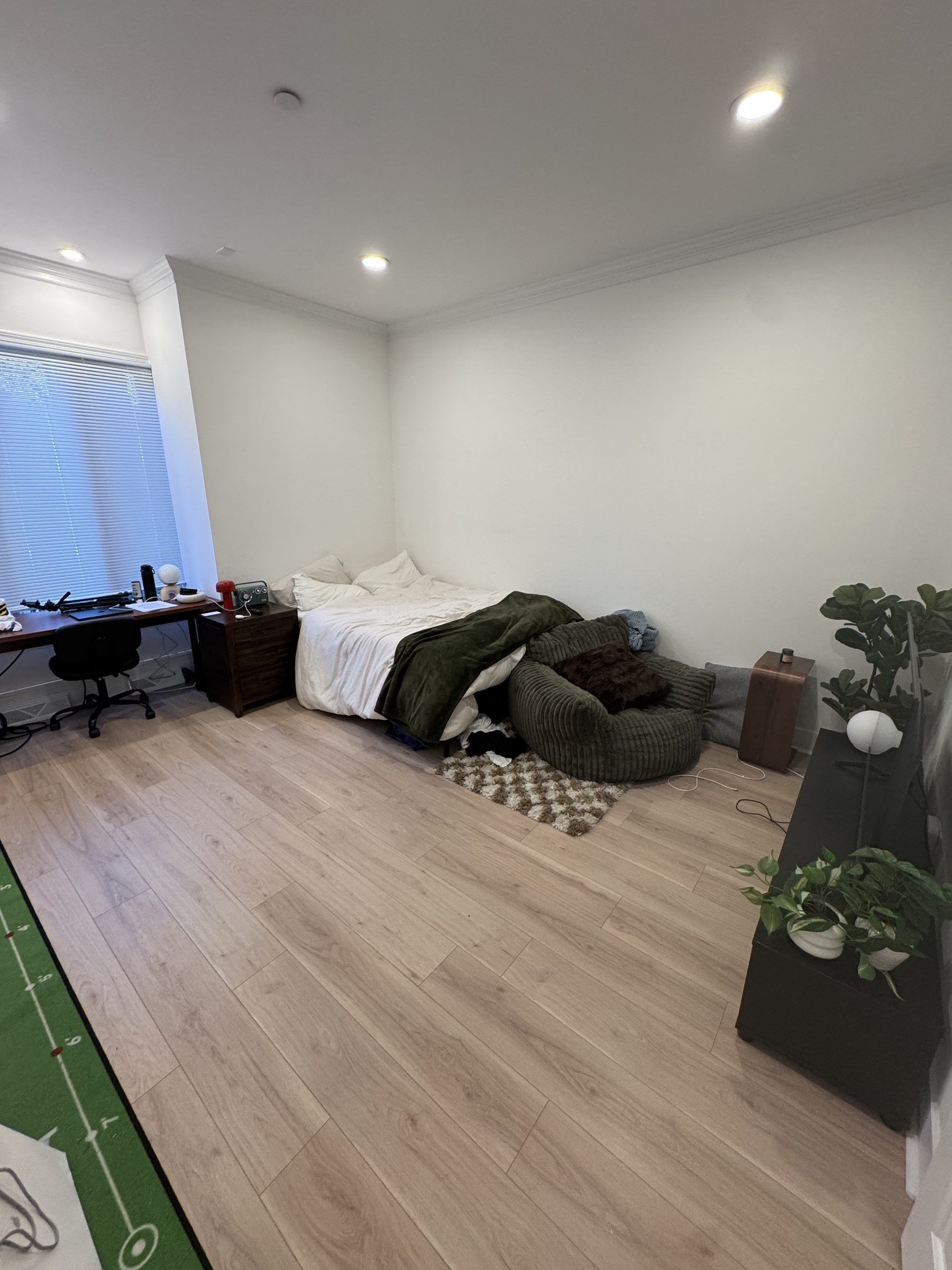 Furnished private room in Evanston apartment