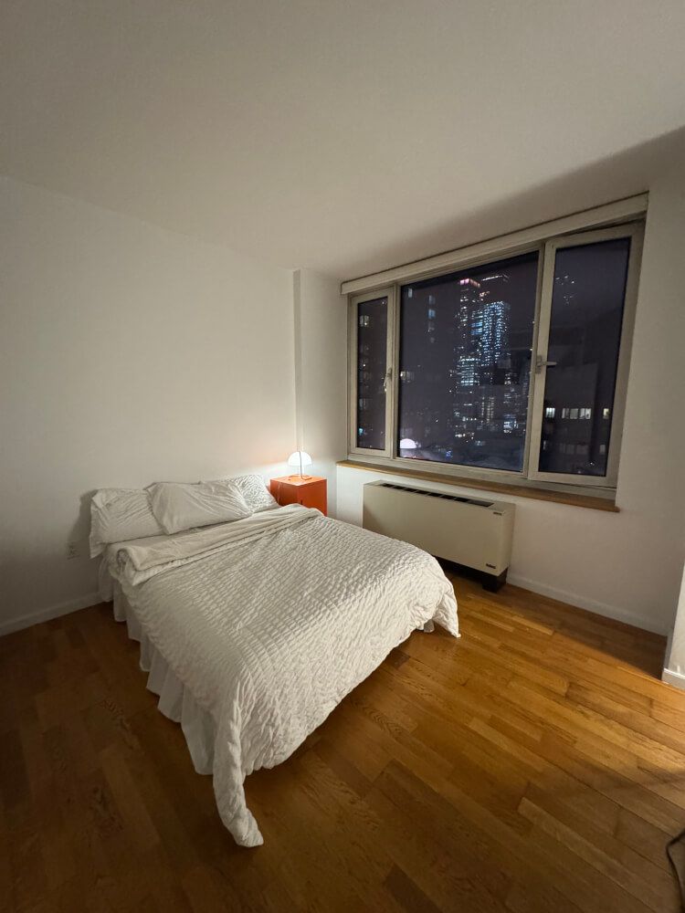 Move-in ready private room in a Midtown apartment