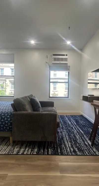 Fantastic bright studio apartment with private bathroom in elevator building