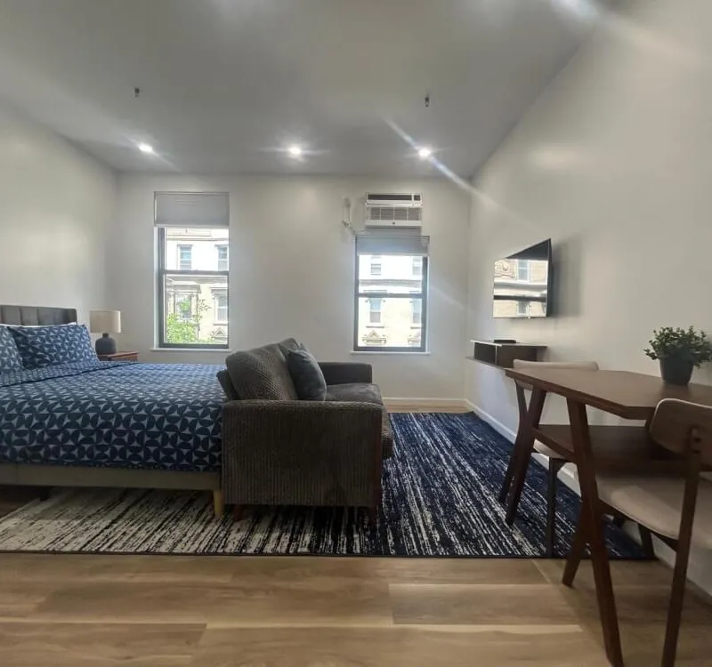 Fantastic bright studio apartment with private bathroom in elevator building