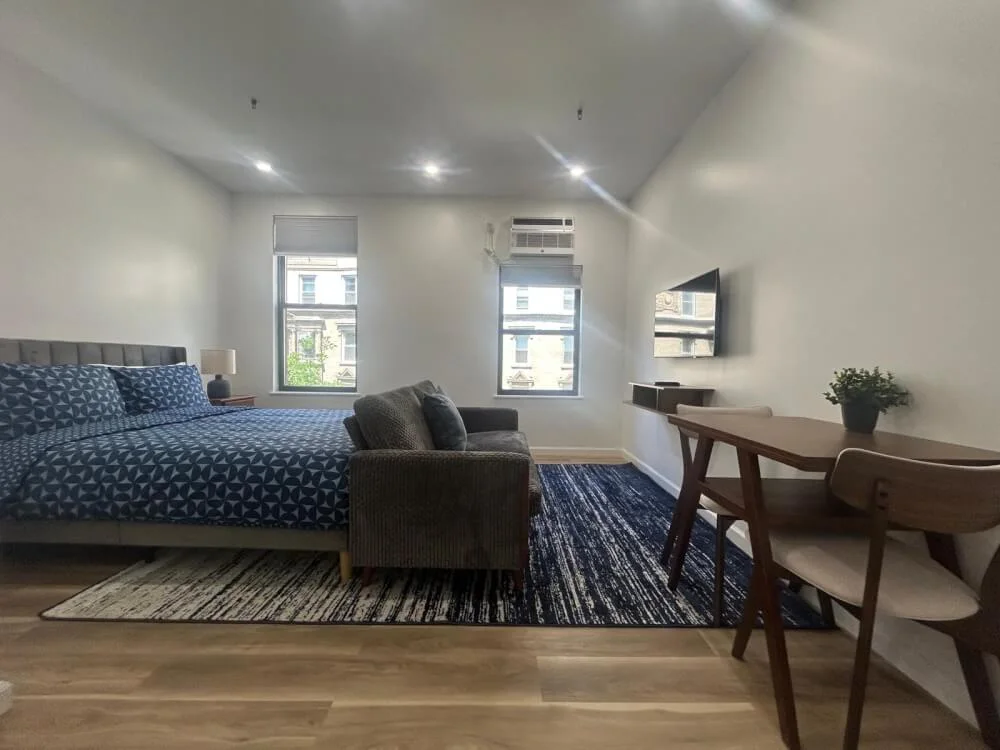 Fantastic bright studio apartment with private bathroom in elevator building