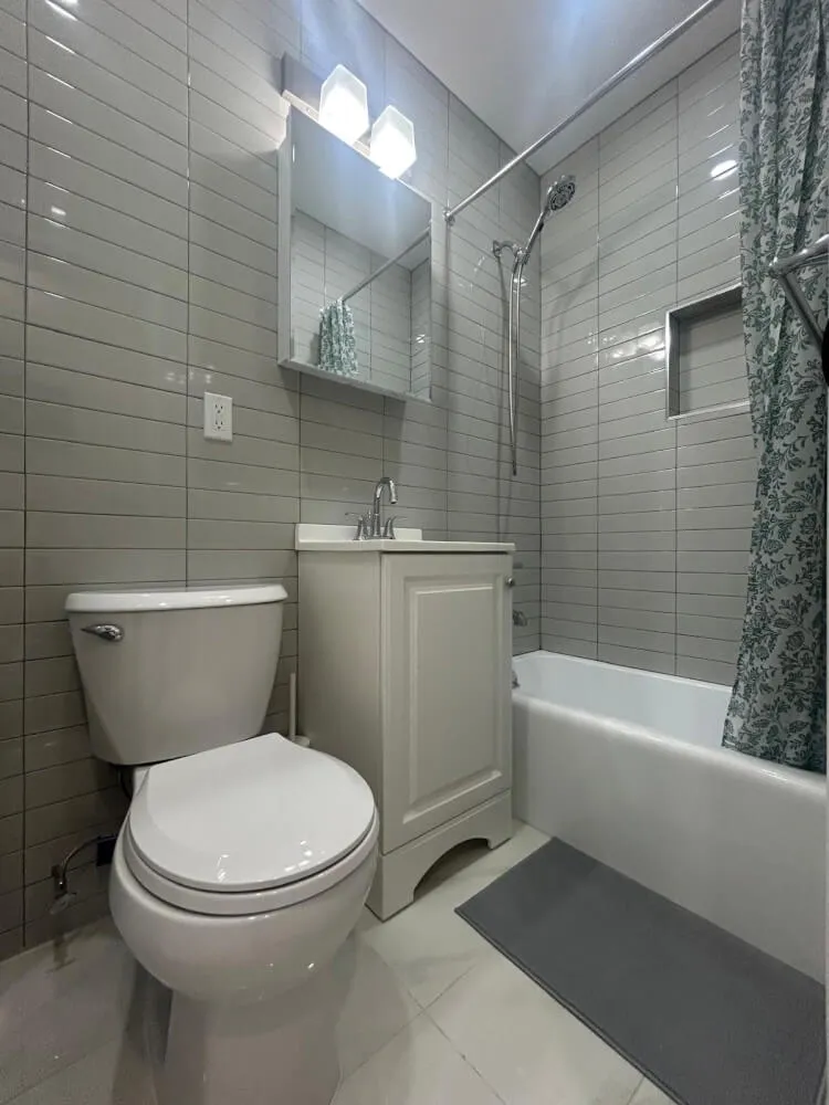 Fantastic bright studio apartment with private bathroom in elevator building