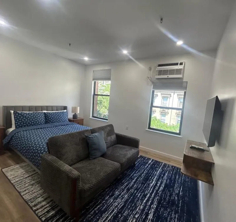 Fantastic bright studio apartment with private bathroom in elevator building