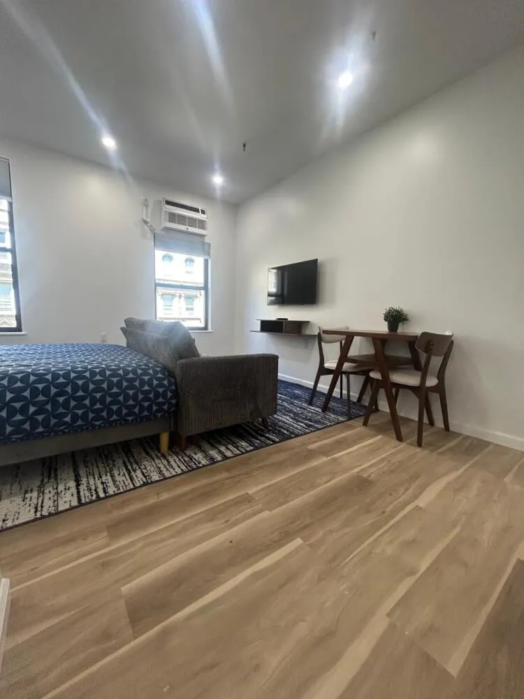 Fantastic bright studio apartment with private bathroom in elevator building