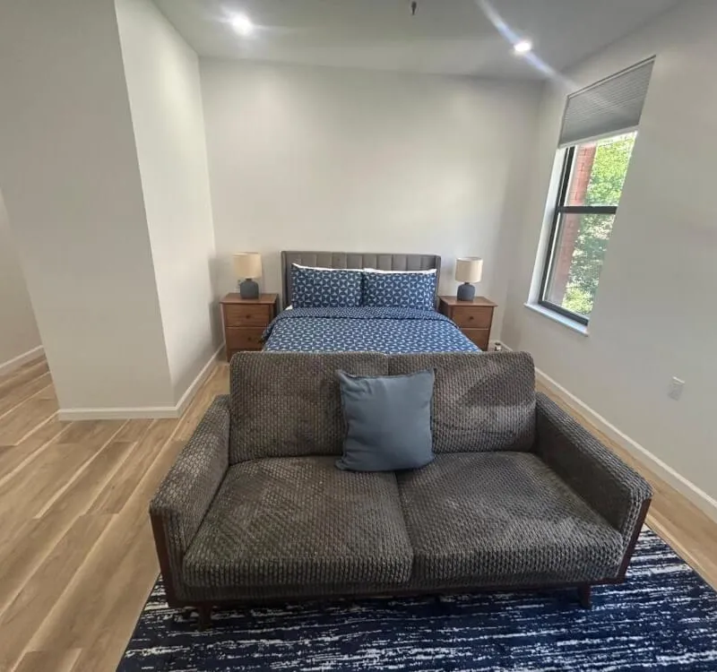 Fantastic bright studio apartment with private bathroom in elevator building