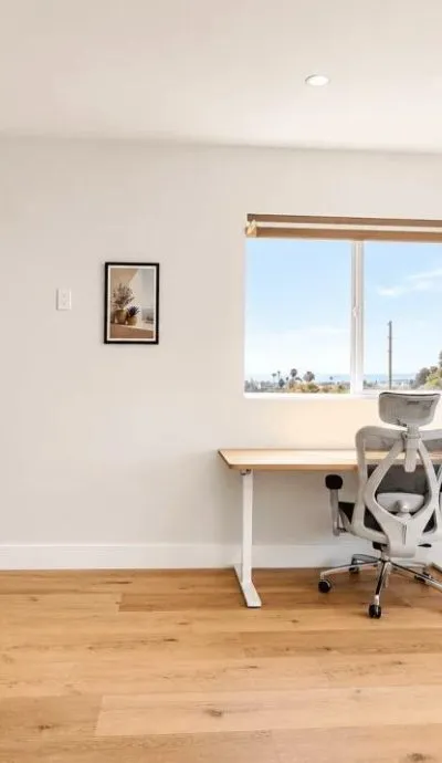 Studio Apartment Near USC with Queen Bed and Large Windows