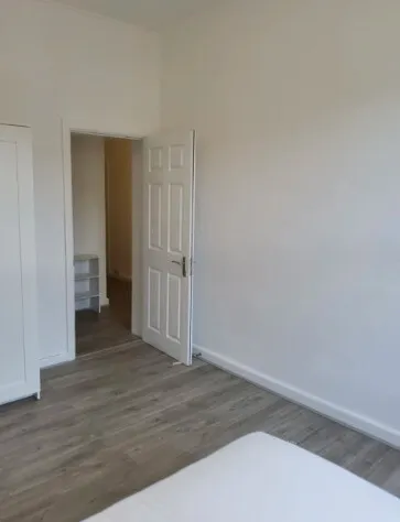 Ealing Broadway 4B2B | 3 Bedrooms Available | 5 Min Walk to Station | Quiet West London Home - Bedroom 1