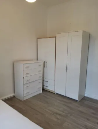 Ealing Broadway 4B2B | 3 Bedrooms Available | 5 Min Walk to Station | Quiet West London Home - Bedroom 1