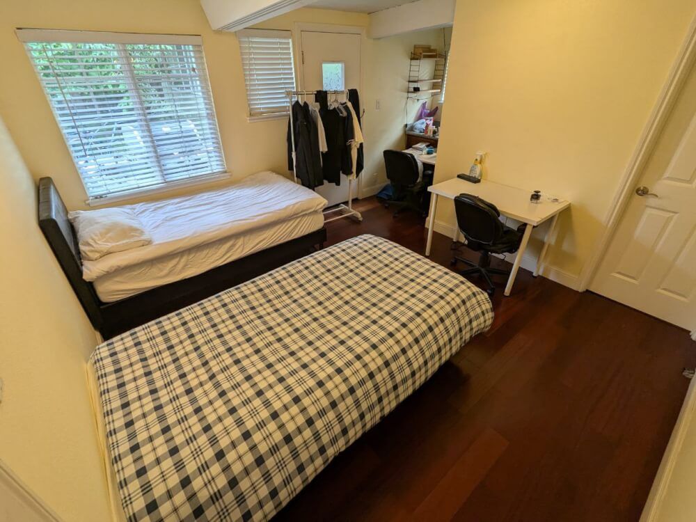 Shared room for 2 men (one place)