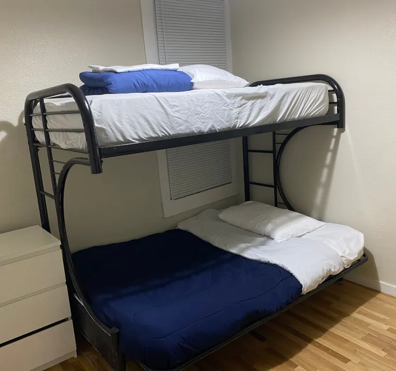 Private room with shared bathroom in the heart of SOMA - Bedroom 1