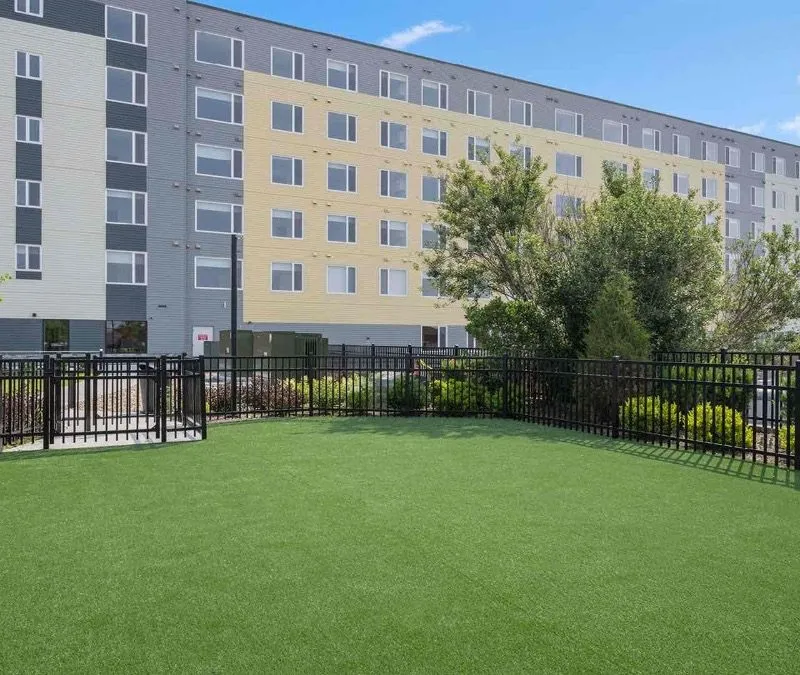 Spacious 2B2B Apartment with In-Unit Laundry and Modern Kitchen in Everett