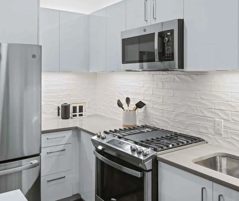 Spacious 2B2B Apartment with In-Unit Laundry and Modern Kitchen in Everett