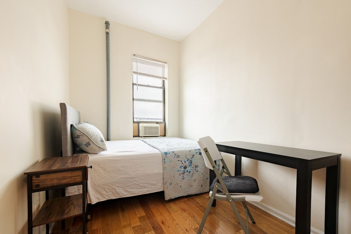 Charming Double Room on Empire Blvd