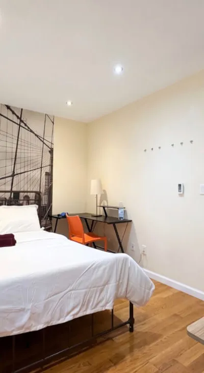 Comfortable Furnished Room — Near Subway & Universities