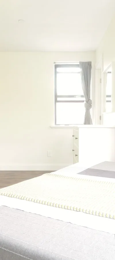 Room in 3BR/2BA, private bath, 4 min to 61 St (7)