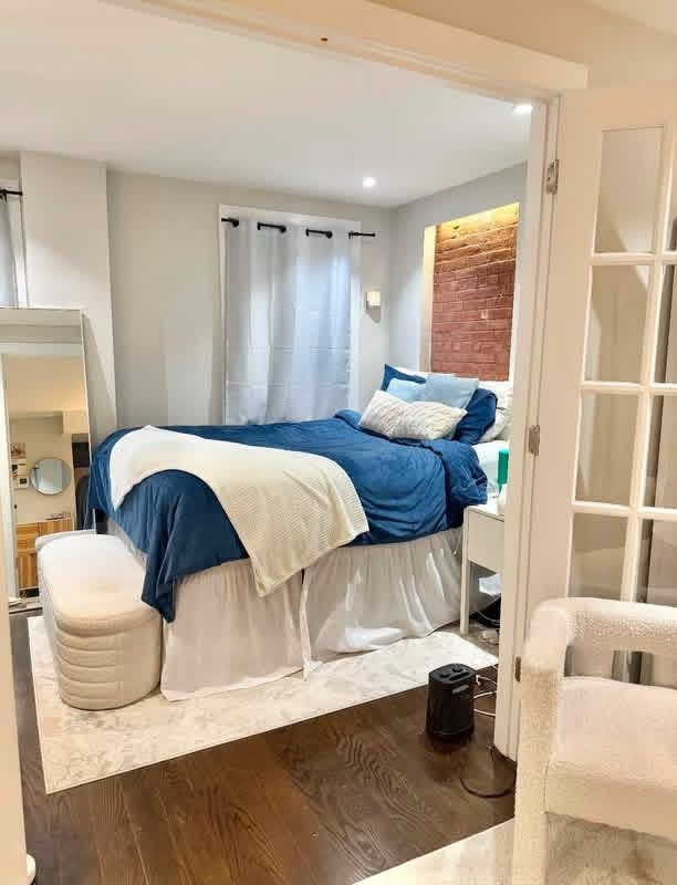 Cozy fully furnished studio apartment in Greenwich Village is available for immediate move-in. ATTACHED VIDEO TOUR:- Please kindly watch the attached video tour before expressing interest. Thanks