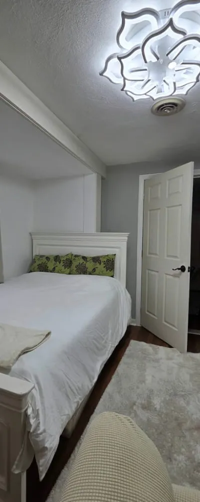 Great Apartment in Burlington - Bedroom 1