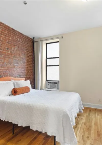 STUNNING AND SPACIOUS APARTMENT IN MANHATTAN - HALF BLOCK TO EXPRESS TRAIN