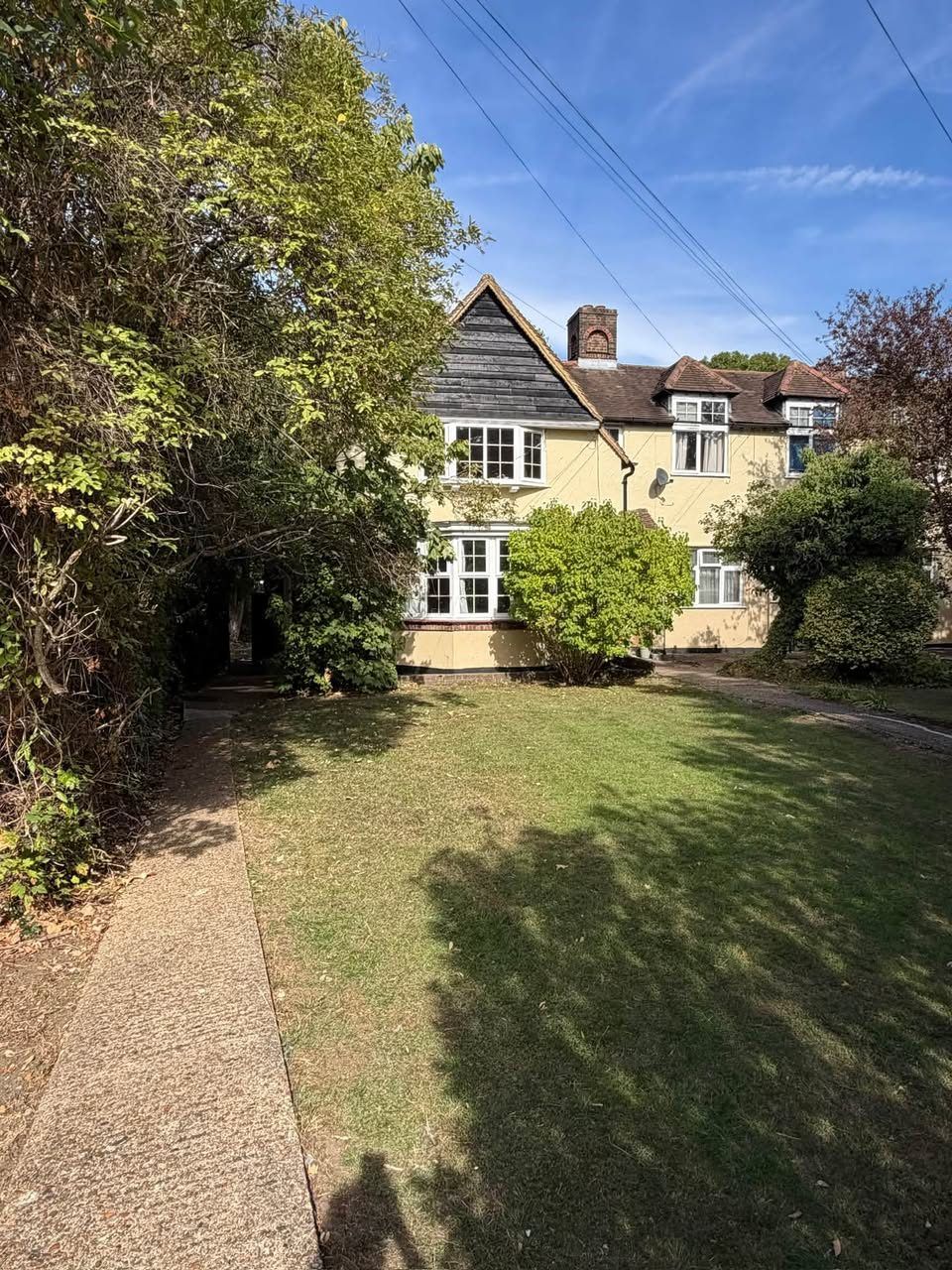 Spacious Creative Home in Morden