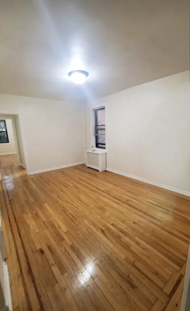Room available in peaceful apt in Queens
