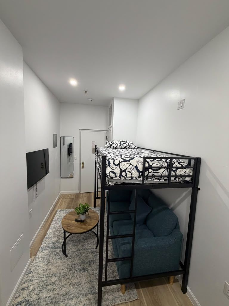 Contemporary Studio with Shared Bathroom in UWS