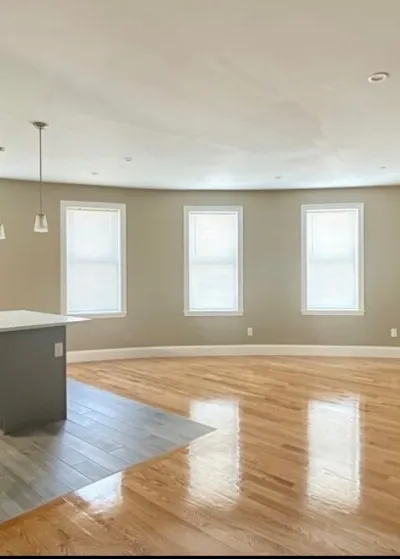 Sunlit Two Bedroom Near Fields Corner Station
