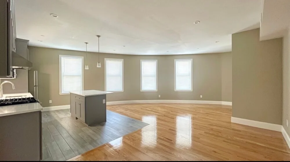 Sunlit Two Bedroom Near Fields Corner Station
