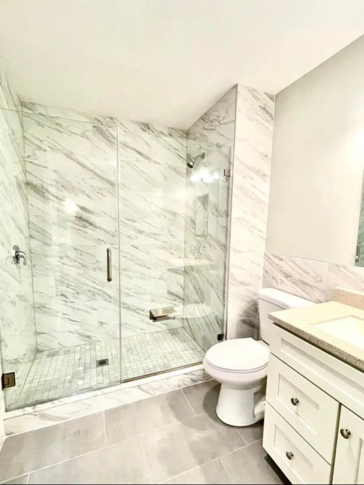 Sunlit Two Bedroom Near Fields Corner Station