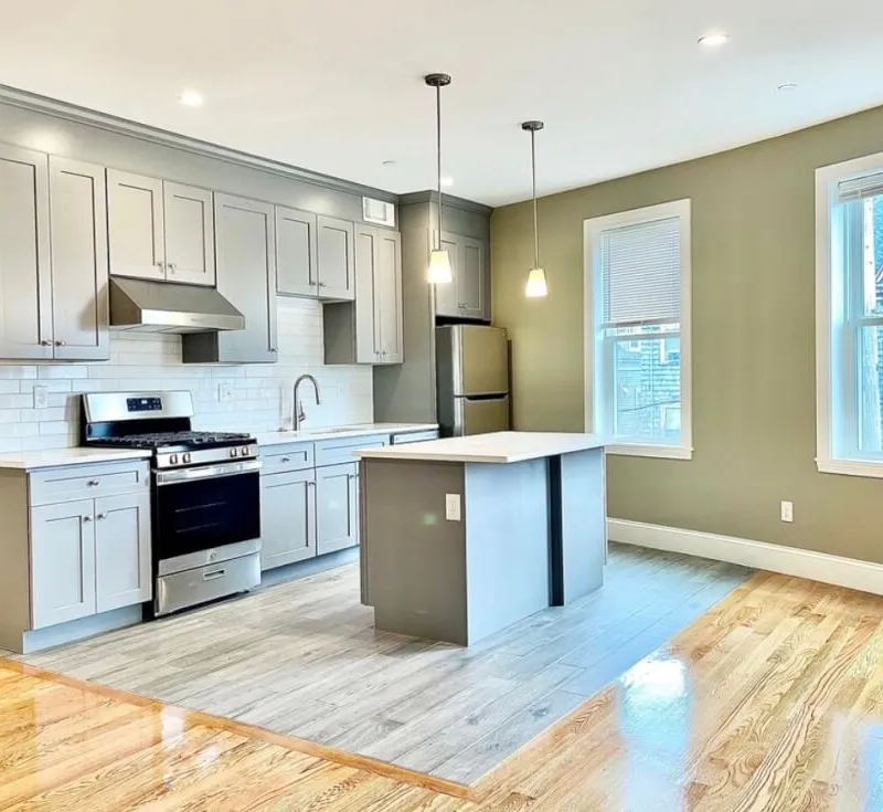 Sunlit Two Bedroom Near Fields Corner Station