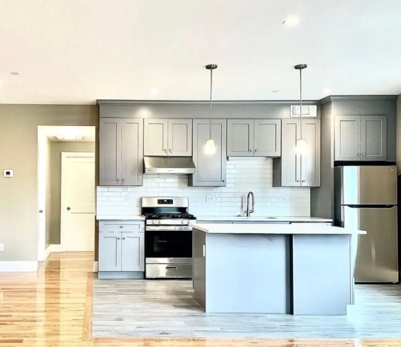 Sunlit Two Bedroom Near Fields Corner Station