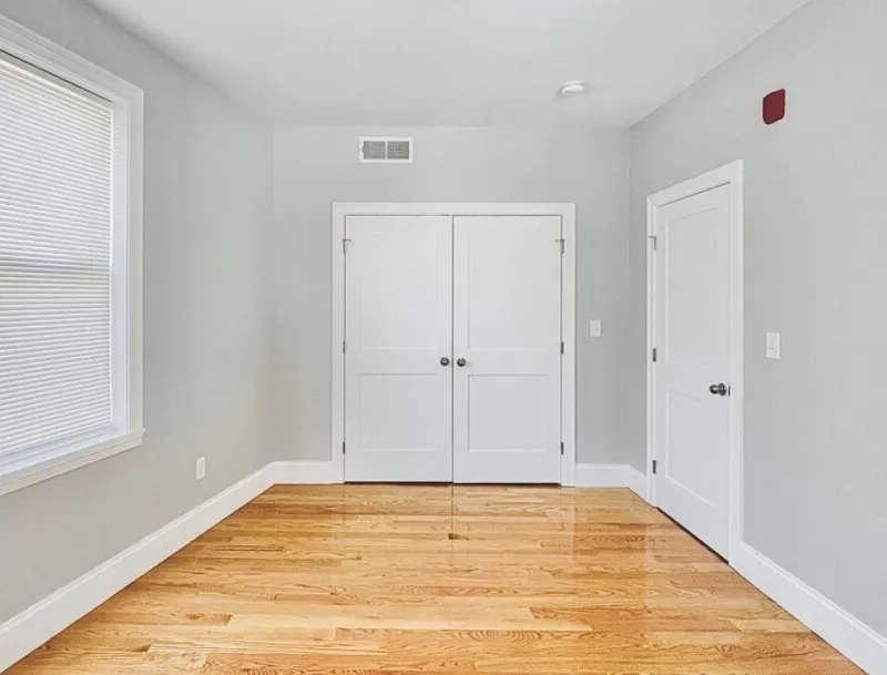 Sunlit Two Bedroom Near Fields Corner Station