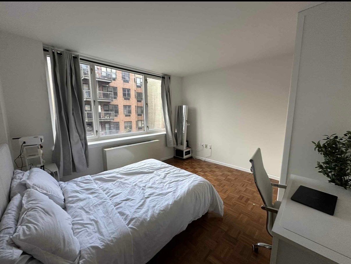 Cozy room in Midtown for the Holidays - Furnished!