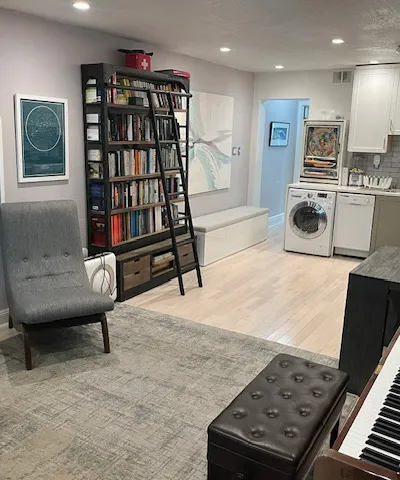One-bd apt, central location near parks, shopping, and transit