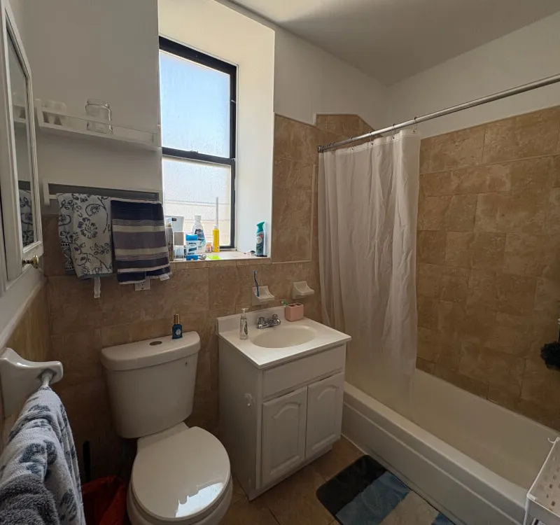 Cozy room in Lower Harlem!