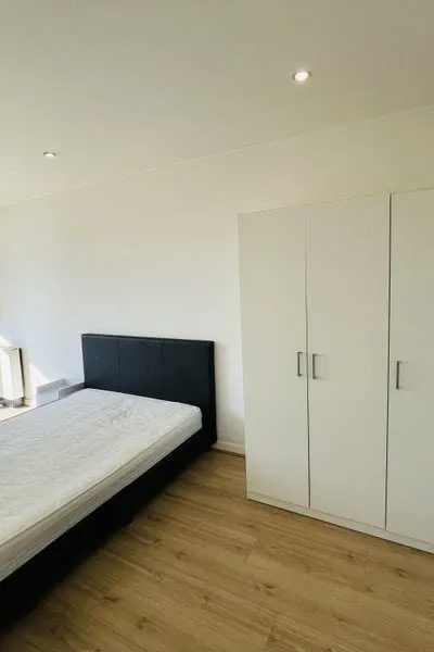 Spacious double room in WestFerry