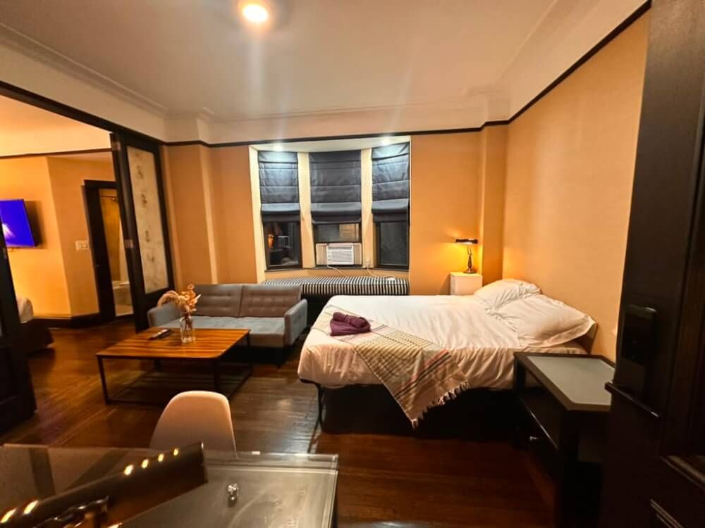 Chic Two-Room Retreat in the Heart of Midtown