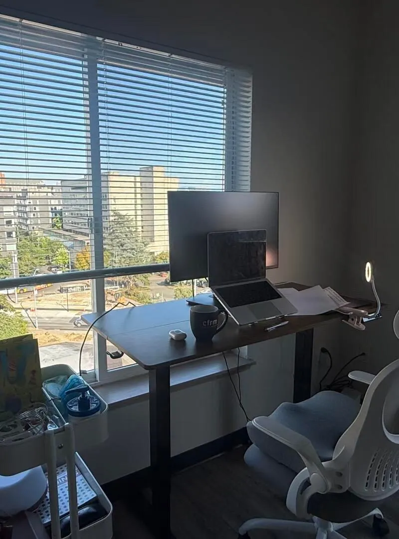 Fully Furnished 1-Bedroom Apartment Near UW | Top-Floor Corner Unit