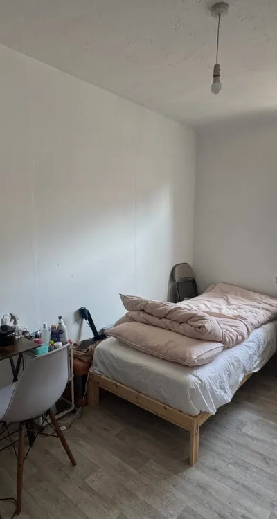 Cozy room right by Hammersmith Station - come as you are!