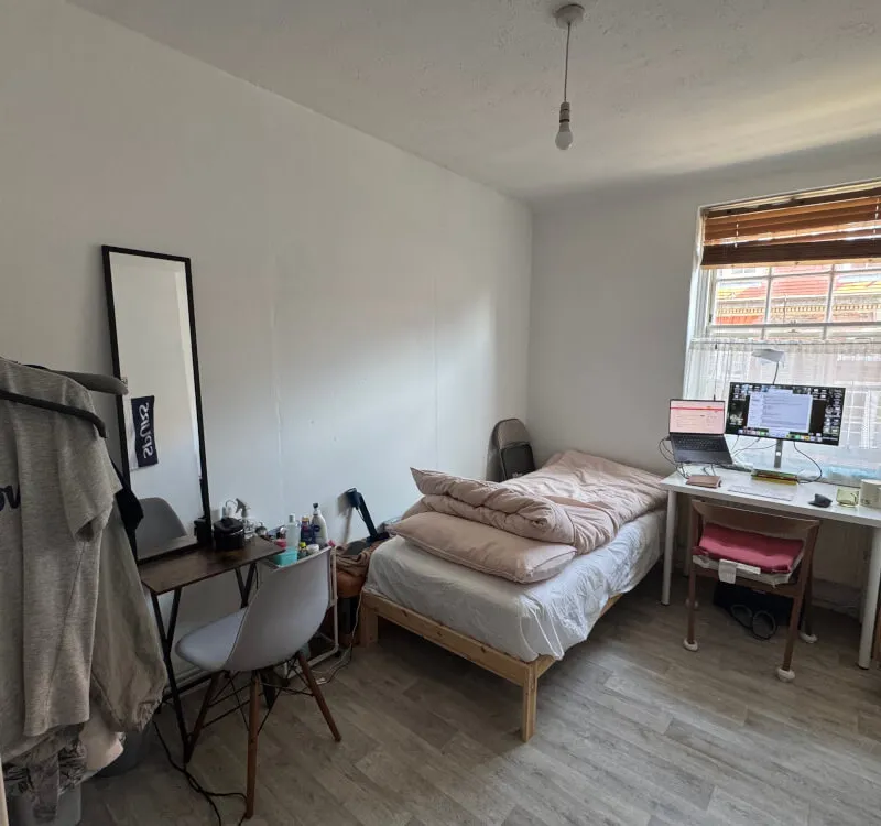 Cozy room right by Hammersmith Station - come as you are!