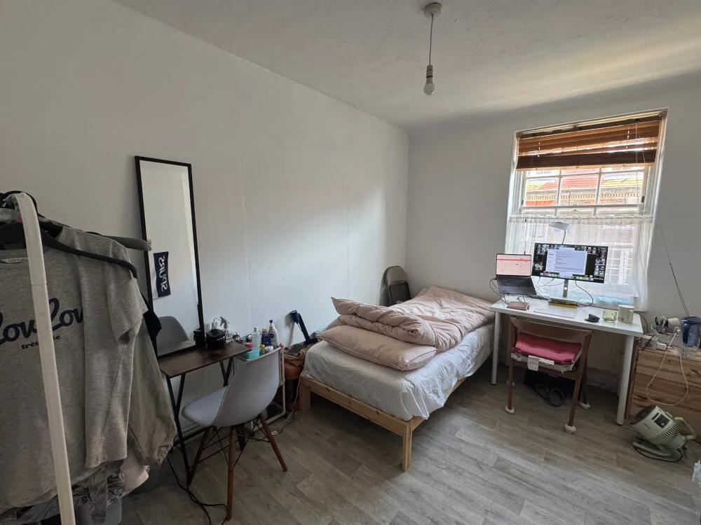 Cozy room right by Hammersmith Station - come as you are!