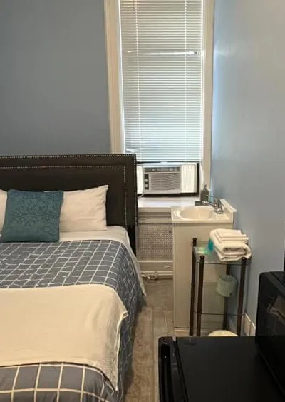 Tiny Private Room- Walking Distance to Grand Central