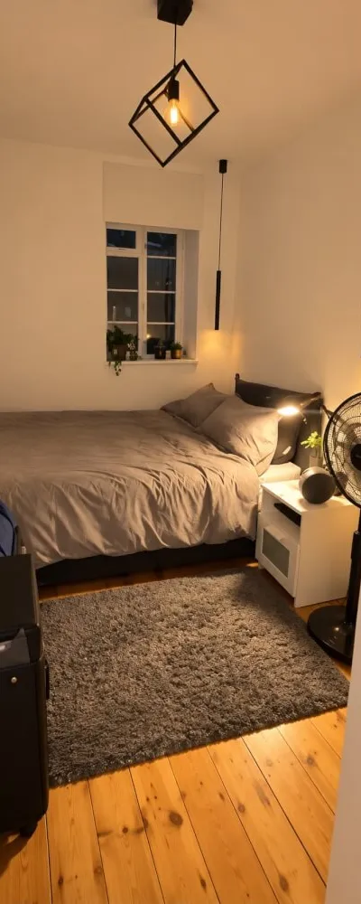 Bright Private Room in West Kensington Flat