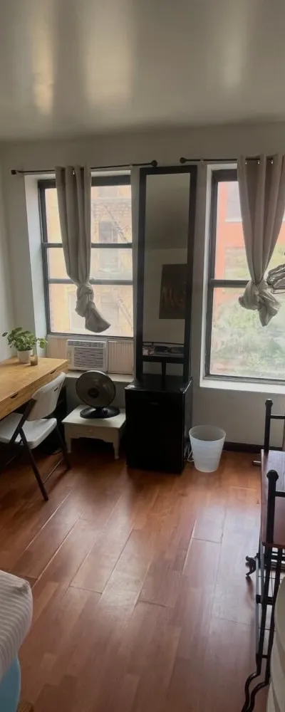 BIG BRIGHT ROOM IN BEST LES LOCATION